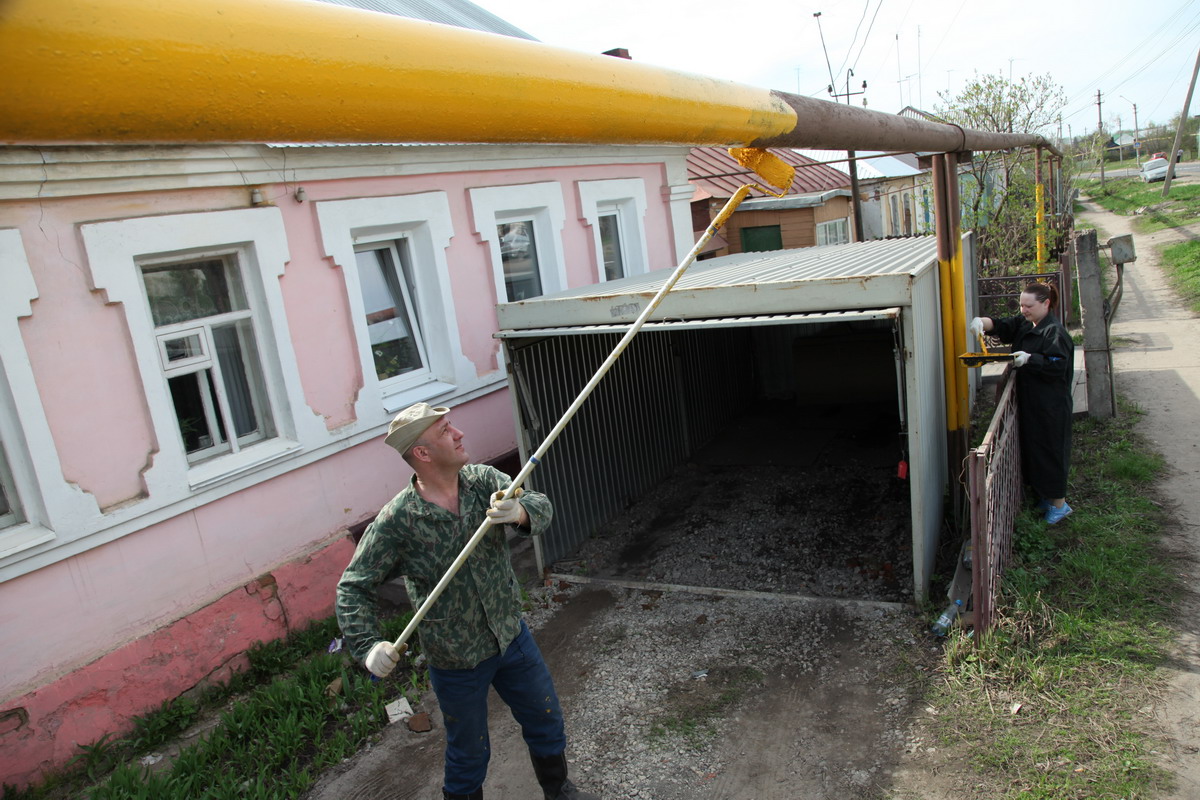 Покраска газовой трубы. Газовая труба в частном доме. Наружный газопровод. Газопроводные трубы в частном доме.